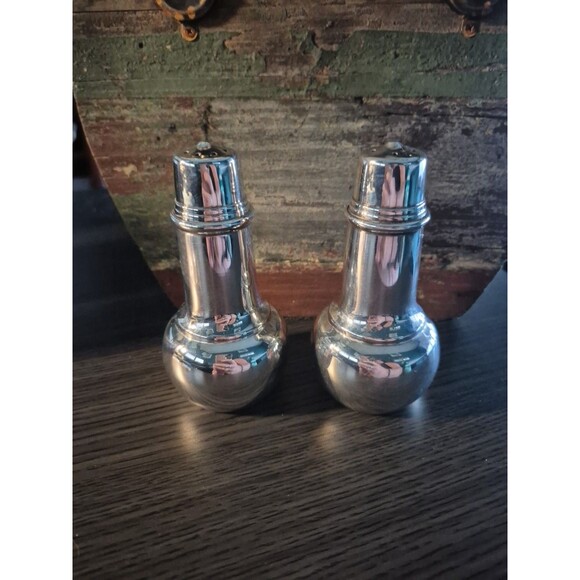 Vintage International Silverplate Salt & Pepper Shakers with Resistant Lining 4" - Picture 1 of 8